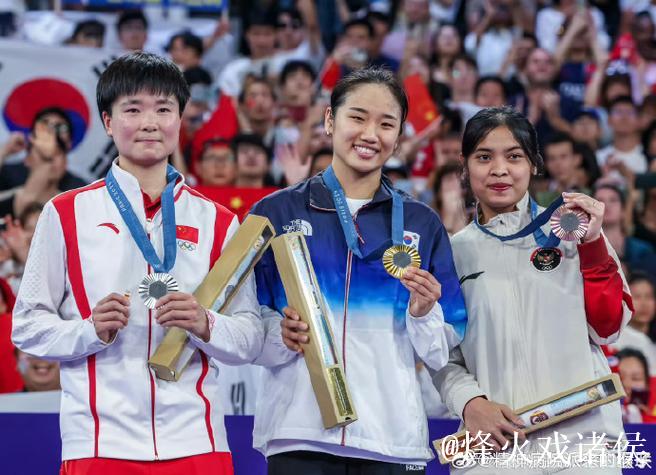 西班牙媒体向冰娇颁纪念奖杯，致敬体育精神！